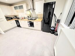 Large Modern House with Parking