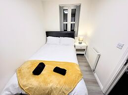 Large Modern House with Parking