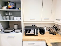 Large Modern House with Parking