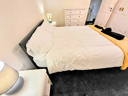 Large Modern House with Parking