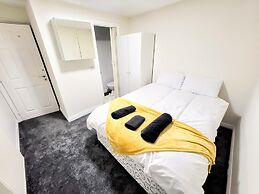 Large Modern House with Parking