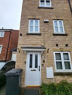 Large Modern House with Parking