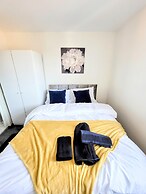 Large Modern House with Parking