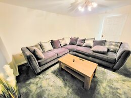 Large Modern House with Parking