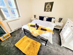 Large Modern House with Parking