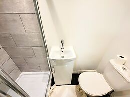 Large Modern House with Parking