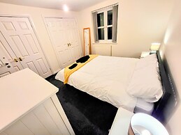 Large Modern House with Parking