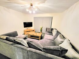 Large Modern House with Parking