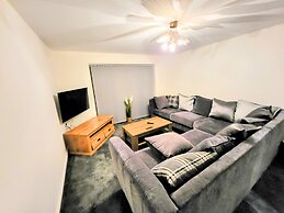 Large Modern House with Parking