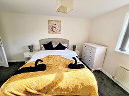 Large Modern House with Parking