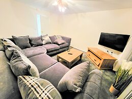 Large Modern House with Parking