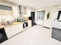 Large Modern House with Parking