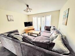 Large Modern House with Parking