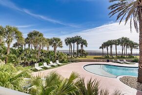 Beachfront Galveston Getaway w/ Resort Pool Access