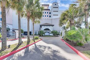 Beachfront Galveston Getaway w/ Gulf Views!