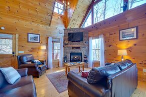 Yonder View Cabin: 2 Decks, Hot Tub & Game Room!