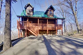 Yonder View Cabin: 2 Decks, Hot Tub & Game Room!