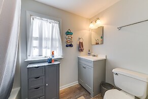 Adorable Cottage: Fire Pit, Walk to Colonial Beach