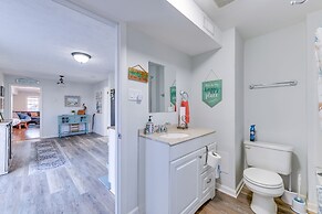 Adorable Cottage: Fire Pit, Walk to Colonial Beach