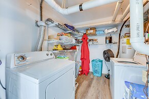 Adorable Cottage: Fire Pit, Walk to Colonial Beach