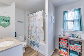 Adorable Cottage: Fire Pit, Walk to Colonial Beach