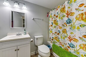 Adorable Cottage: Fire Pit, Walk to Colonial Beach