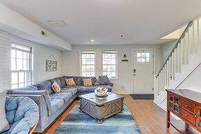 Adorable Cottage: Fire Pit, Walk to Colonial Beach