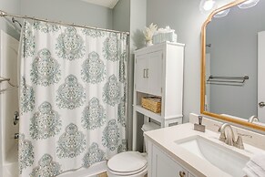 Resort Condo w/ Pool Access Near Barefoot Landing!