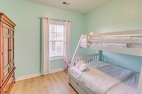 Resort Condo w/ Pool Access Near Barefoot Landing!