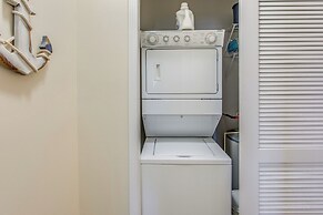 Resort Condo w/ Pool Access Near Barefoot Landing!