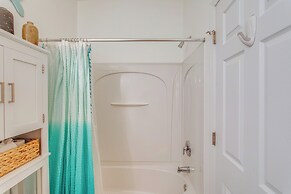 Resort Condo w/ Pool Access Near Barefoot Landing!