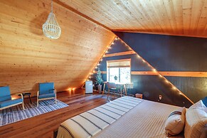 Munds Park Cabin w/ Deck & Fire Pit: Walk to Trail