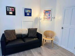 Cool 2 Bed House Hornchurch, Arcade Games, Parking