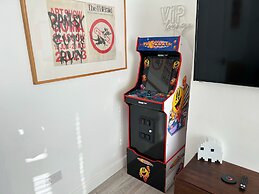 Cool 2 Bed House Hornchurch, Arcade Games, Parking