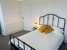 Cool 2 Bed House Hornchurch, Arcade Games, Parking