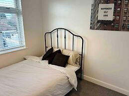Cool 2 Bed House Hornchurch, Arcade Games, Parking