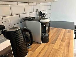 Cool 2 Bed House Hornchurch, Arcade Games, Parking