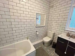 Cool 2 Bed House Hornchurch, Arcade Games, Parking