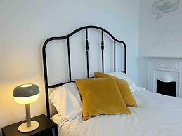Cool 2 Bed House Hornchurch, Arcade Games, Parking