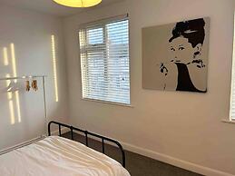 Cool 2 Bed House Hornchurch, Arcade Games, Parking