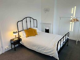 Cool 2 Bed House Hornchurch, Arcade Games, Parking