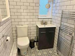 Cool 2 Bed House Hornchurch, Arcade Games, Parking