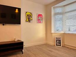 Cool 2 Bed House Hornchurch, Arcade Games, Parking