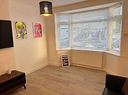 Cool 2 Bed House Hornchurch, Arcade Games, Parking