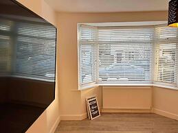 Cool 2 Bed House Hornchurch, Arcade Games, Parking