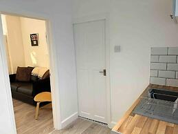 Cool 2 Bed House Hornchurch, Arcade Games, Parking