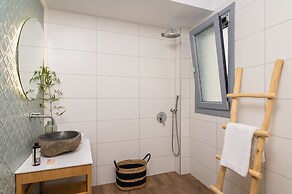 8MOONS BOUTIQUE APARTMENTS