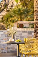 8MOONS BOUTIQUE APARTMENTS