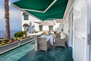 JJ Capri in Capri With 2 Bedrooms and 2 Bathrooms