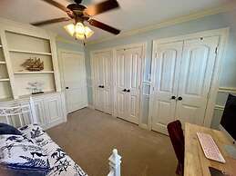 Stunning 5-bed Villa in Tiki Island, Pet-friendly